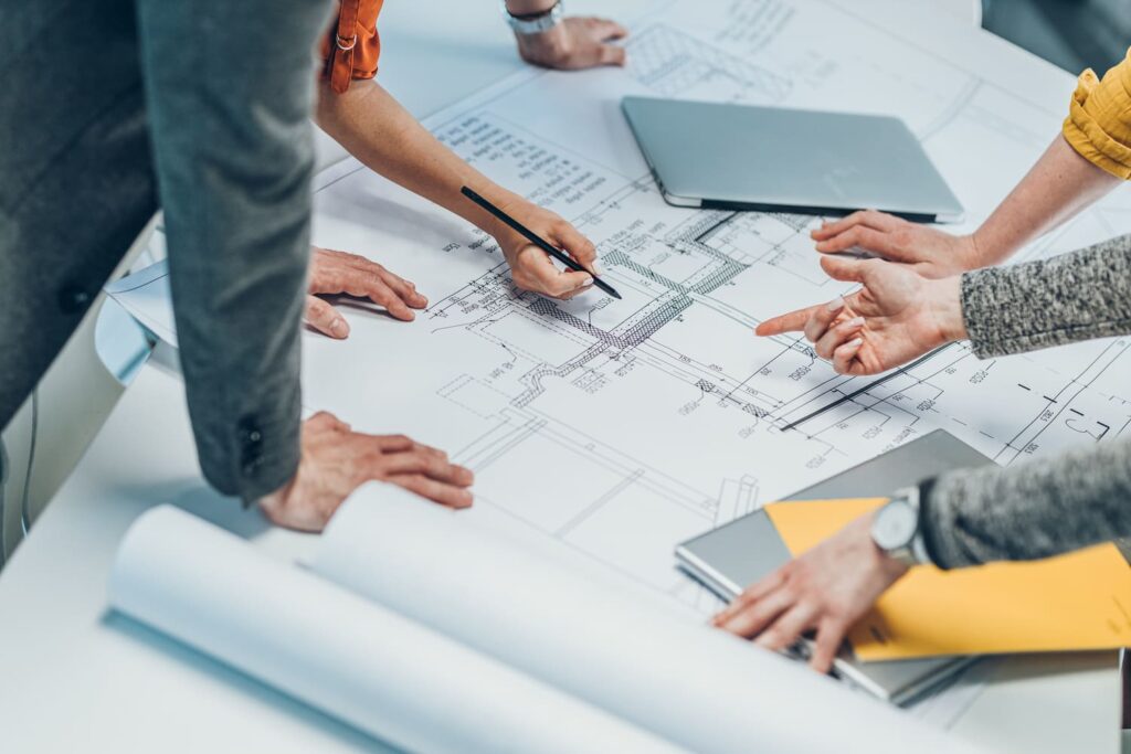 Dans quelle mesure le terrain (étude de sol) ou les conditions locales (climat, zone sismique) influencent-ils les études d’exécution