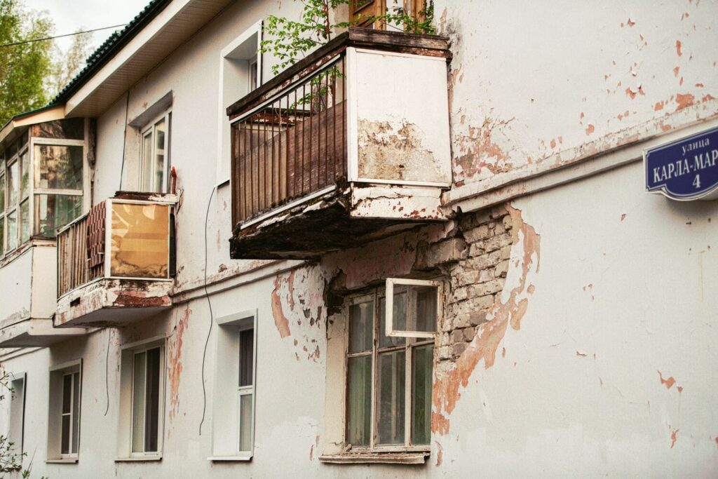 Balcon fissuré ou qui s'affaisse